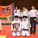 柔道女子団体で優勝を果たし、笑顔を見せる武庫川大付の選手ら＝高砂市総合体育館（撮影・風斗雅博）