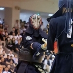 剣道男子団体決勝・育英-東洋大姫路　果敢に攻める育英の先鋒・兼田＝兵庫県立武道館