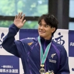 男子５０メートル自由形を制した吉岡亜矢都