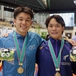 男子５０メートル自由形を制した吉岡亜矢都（右）、左は男子２００メートル個人メドレー覇者の山田海斗