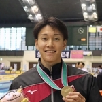 男子１００メートル背泳ぎを５５秒５４の大会新記録で制し、３連覇を果たした村上汰晟