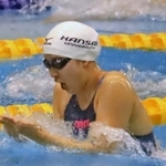 女子１００メートル平泳ぎを１分８秒８４の大会新記録で制し、２連覇を果たした松本悠里