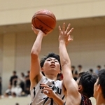 バスケットボール男子決勝・報徳-育英　第４クオーター、シュートを放つ報徳の北村（７１）＝西宮市ライフパートナーアリーナ（撮影・大田将之）