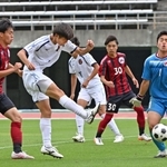 サッカー男子決勝・三田学園-神戸弘陵　後半、神戸弘陵のＭＦ下酔尾（左から２人目）が先制ゴールを決める＝三木総合防災公園陸上競技場（撮影・風斗雅博）