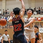 バスケットボール男子決勝・報徳-育英　第４クオーター、シュートと見せかけてパスを出す報徳の北村（右）＝西宮市ライフパートナーアリーナ（撮影・大田将之）