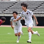 サッカー男子決勝・三田学園-神戸弘陵　後半、先制ゴールを決め、笑顔でベンチへ走り出す神戸弘陵のＭＦ下酔尾（右）＝三木総合防災公園陸上競技場（撮影・風斗雅博）