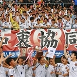 サッカー男子決勝を制し、トロフィーを掲げて喜び合う神戸弘陵の選手ら＝三木総合防災公園陸上競技場（撮影・風斗雅博）