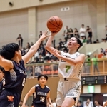バスケットボール女子決勝・三田松聖-市尼崎　第３クオーター、シュートを放つ三田松聖の東（７）＝西宮市ライフパートナーアリーナ（撮影・大田将之）