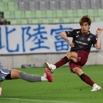 神戸－富山　前半、シュートを決める神戸の宮代（右）＝ノエビアスタジアム神戸（撮影・笠原次郎）