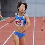 女子４００メートル決勝　初優勝を飾った北摂三田の斎藤朱里（中央）