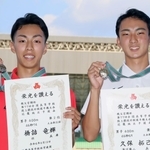 男子４００メートルを制した滝川第二の久保拓己（右）と、２位に入った社の橋詰竜輝