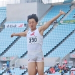 男子走り幅跳び決勝　７メートル５４で優勝した小野の藤本涼哉