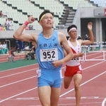 男子４００メートル障害決勝　優勝した北摂三田の白髭怜士