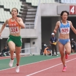 女子２００メートル決勝　優勝した市西宮の仲埜心葉（左）と、２位の斎藤朱里（北摂三田）