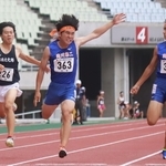 男子２００メートル決勝　兵庫高校新記録の21秒03でフィニッシュした滝川第二の年綱晃広（中央）。右は２位に入った滝川第二の久保拓己