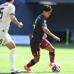 神戸－川崎　後半、右サイドをドリブルで切れ込む神戸・武藤（撮影・園田高夫）