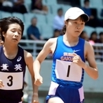 女子３０００メートル決勝　前半からレースを引っ張り優勝した須磨学園の池野絵莉（１）。左は高砂市立荒井中出身の塚本夕藍（大阪薫英女学院）