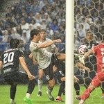 Ｇ大阪－神戸　前半、シュートを放つ神戸の大迫（中央）＝２２日午後、パナソニックスタジアム吹田（撮影・大田将之）