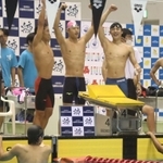 競泳男子４００メートルメドレーリレーを制し、喜ぶ須磨学園の選手ら（中央）