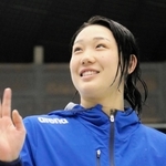 競泳女子５０メートル自由形を制した神戸野田の松山優杏＝神戸市立ポートアイランドスポーツセンター