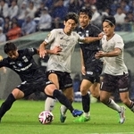 神戸のエース大迫（左から２人目）＝２２日、パナソニックスタジアム吹田