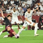 神戸－町田　前半、町田ゴールに迫る神戸の宮代（左から２人目）＝撮影・大田将之