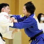 強化合宿で稽古に励む阿部詩（右）＝味の素ナショナルトレーニングセンター