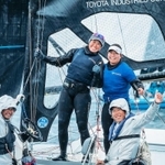 セーリング女子４９ｅｒＦＸ級のパリ五輪代表、田中美紗樹（中央）と永松瀬羅（左）＝４月、フランス・イエール沖（提供・セーリングエナジー／フレンチオリンピックウィーク）