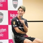 ファンの質問に笑顔で答える神戸の大迫勇也＝神戸市中央区