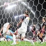 神戸-鹿島　前半、ＣＫからの流れで神戸のトゥーレルがゴールを決め、２-１と勝ち越す＝ノエビアスタジアム神戸（撮影・中西幸大）