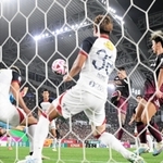 神戸-鹿島　前半、ＣＫからの流れで神戸のトゥーレルがゴールを決め、２-１と勝ち越す＝ノエビアスタジアム神戸（撮影・中西幸大）