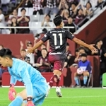 神戸-鹿島　前半、神戸・武藤（１１）が同点ゴールを決めて駆け出す＝ノエビアスタジアム神戸（撮影・中西幸大）