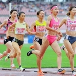 女子８００メートルで力走する久保凜（右から２人目）と田中希実（左から２人目）