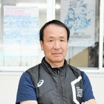 陸上部の指導者として、２８年間のキャリアを終えた足立幸永さん＝西脇市野村町