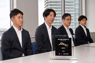 社会人野球の都市対抗大会に出場が決まり、記念の盾を見ながら予選を振り返る三菱重工Ｗｅｓｔの松藤部長（右から２人目）、津野監督（同３人目）ら＝神戸新聞社（撮影・風斗雅博）