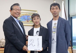 パリ五輪出場内定を受けて小野市役所を訪れ、蓬萊務市長と写真に納まる田中希実（中央）と父の健智コーチ（右）