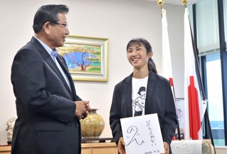 パリ五輪を前に小野市役所を訪れ、蓬萊務市長と談笑する田中希実