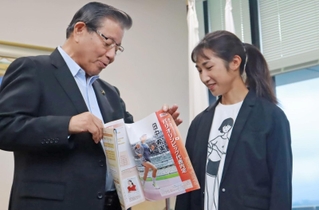 パリ五輪を前に小野市役所を訪れ、蓬萊務市長と談笑する田中希実（右）