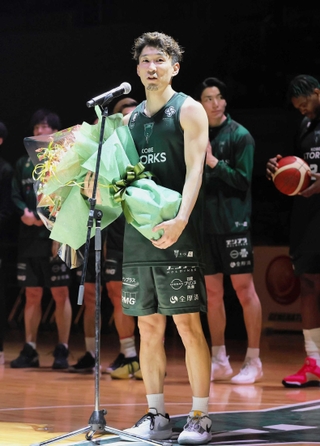 Ｂ２神戸の最終戦後の引退セレモニーであいさつする松崎賢人＝４月２１日、ワールド記念ホール（（Ｃ）ＫＯＢＥ　ＳＴＯＲＫＳ）