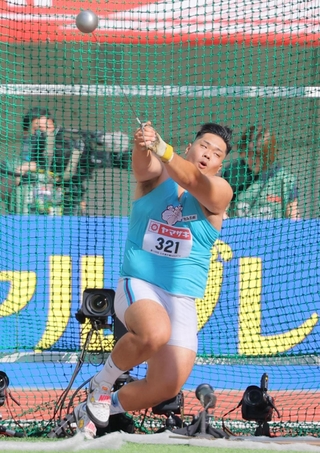 日本選手権の男子ハンマー投げで力強く投てきする執行大地＝６月２７日、デンカビッグスワンスタジアム