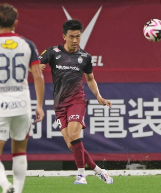 主に左サイドバックで多くのチャンスをつくり出す神戸の初瀬＝６月３０日、ノエビアスタジアム神戸