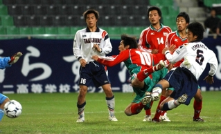 岡崎慎司さん（中央）が滝川第二高時代に最も印象に残る試合に挙げた全国選手権兵庫県予選決勝。市尼崎からロスタイムに同点ゴールを奪い、全国行きに貢献した＝２００３年11月、神戸ウイングスタジアム