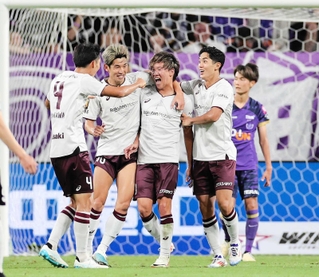 後半、勝ち越しゴールを決めた広瀬（中央）を祝福する神戸の大迫（左から２人目）ら
