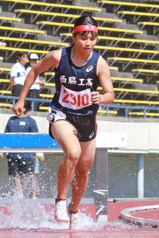 女子３０００メートル障害を制した陰山悠実乃