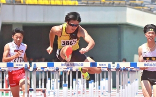 男子１１０メートル障害決勝　優勝した徳岡凌（中央）。右は兵庫高校新記録をマークした松前大雅