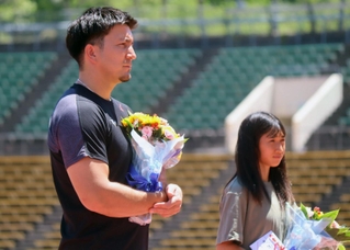ユニバー記念競技場で開かれた兵庫選手権で花束などを受け取り激励を受けたディーン元気（左）と田中希実