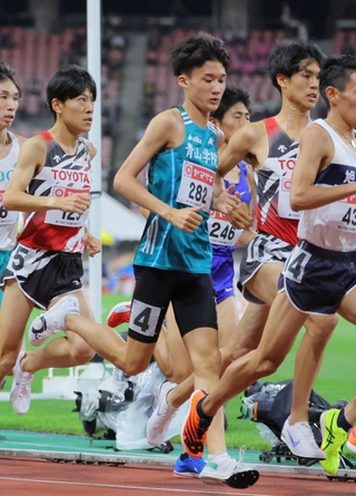 日本選手権の男子５０００メートルに出場した折田壮太（中央）＝６月２８日、デンカビッグスワンスタジアム