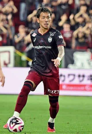 豊富な運動量で中盤を活性化する神戸の井手口＝６月２６日、ノエビアスタジアム神戸