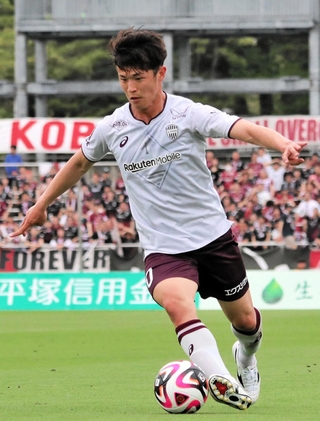 今季リーグ戦４試合出場にとどまり、活躍を期す神戸のルーキー山内＝４月２０日、レモンガススタジアム平塚