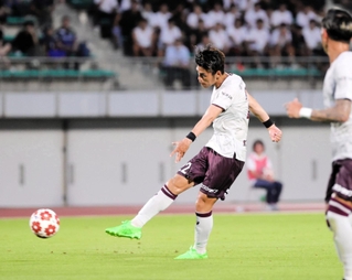 神戸－徳島　前半、神戸の佐々木がシュートを放つ＝鳴門ポカリスエットスタジアム（撮影・中西幸大）